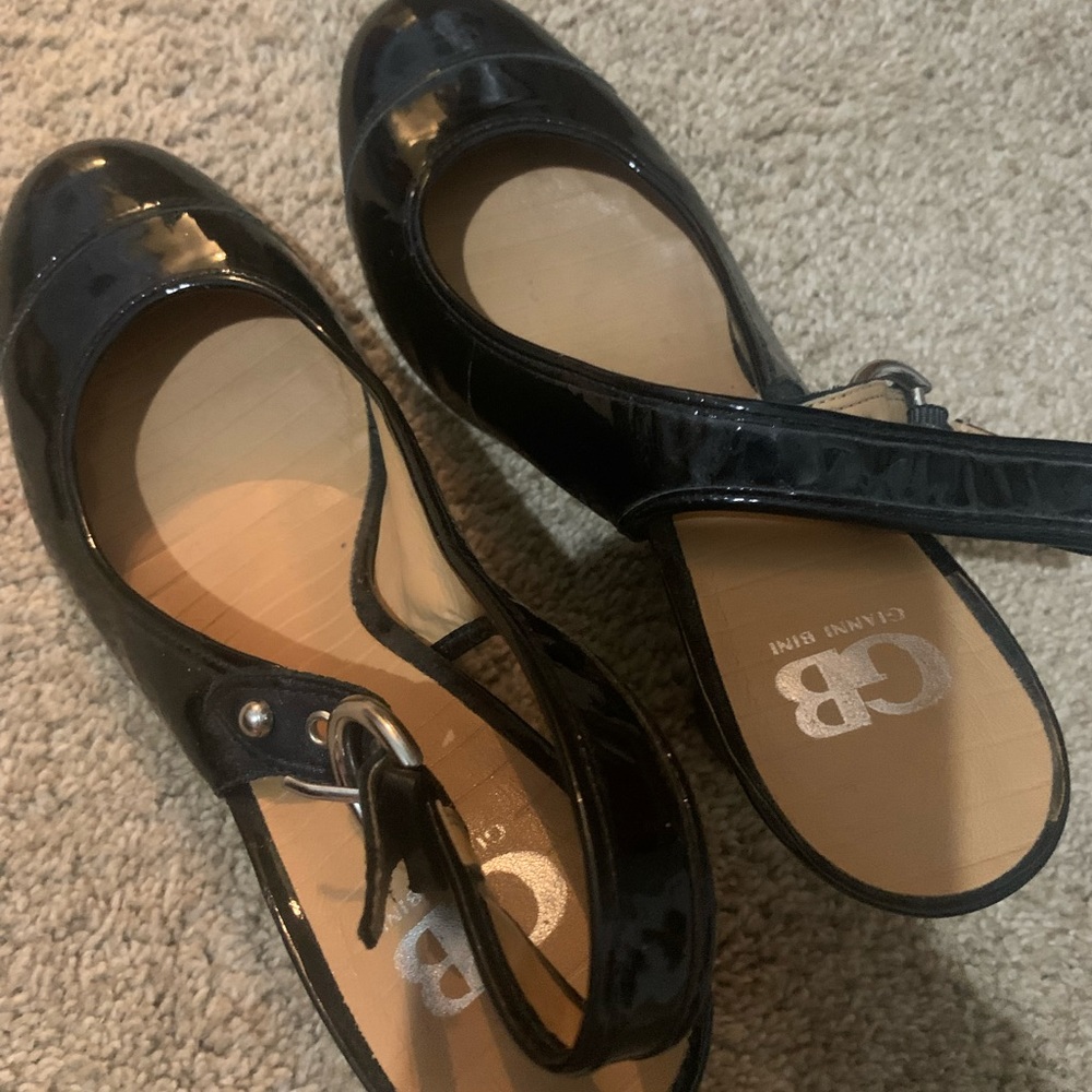 Women’s size 10 Gianni Bini heals